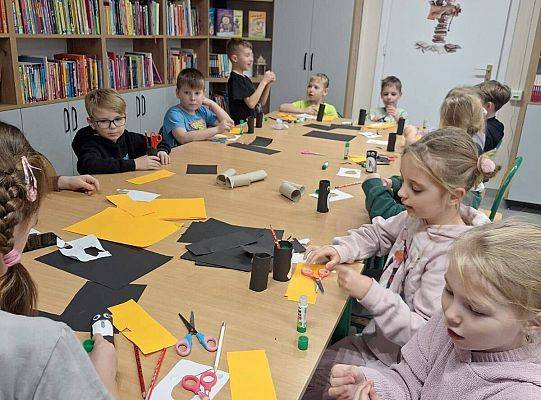 Za dziećmi z klasy 2a kolejna odsłona ogólnopolskiego projektu „Zaczytani w kolorach” .