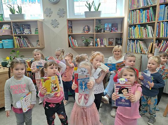 Maluchy w bibliotece