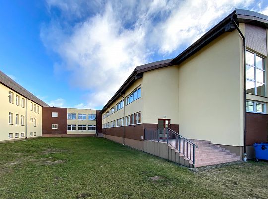 Szkoła na zewnątrz