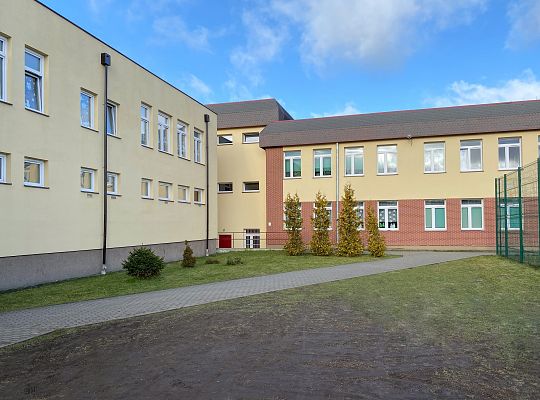 Szkoła na zewnątrz