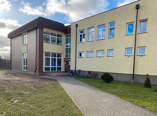 Szkoła na zewnątrz