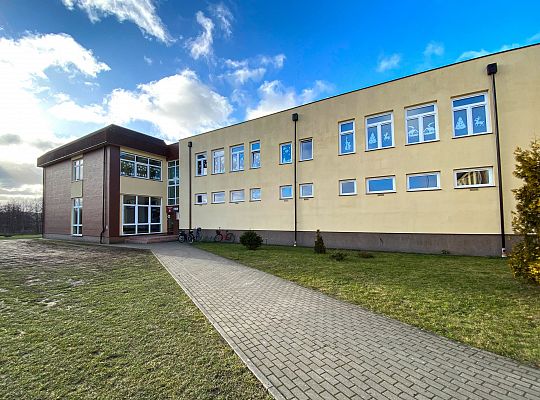 Szkoła na zewnątrz