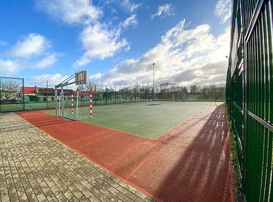 Szkoła na zewnątrz