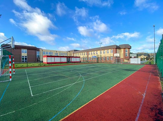 Szkoła na zewnątrz