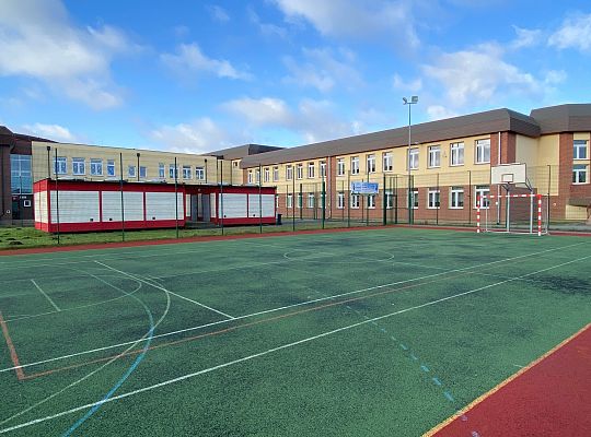 Szkoła na zewnątrz