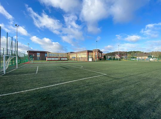 Szkoła na zewnątrz