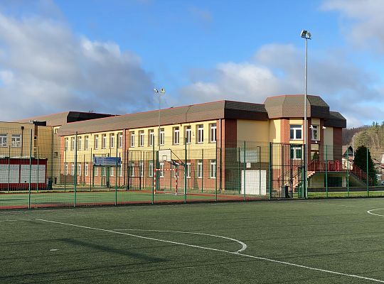 Szkoła na zewnątrz