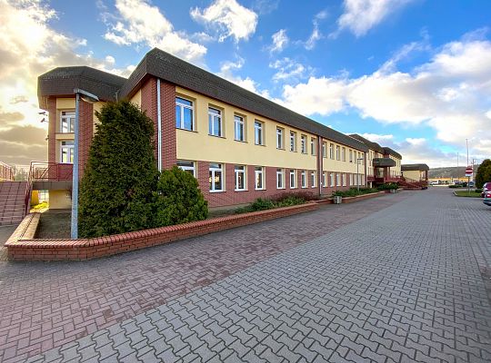 Szkoła na zewnątrz