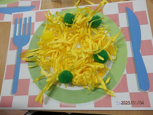 Sensoryczny kogel - mogel.  Spotkanie z przedszkolakami z grupy 0E z okazji Dnia Spaghetti