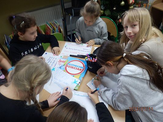 Zmalujmy "coś" na przerwie w bibliotece...