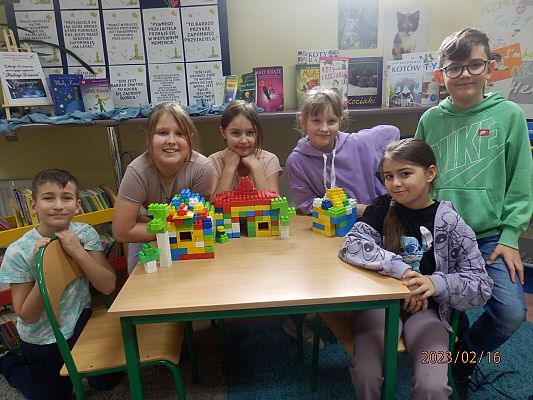 Czytamy z klasą 3 b lekturki spod chmurki