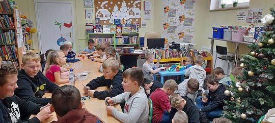 "Biblioteka pełna życia: Gry i zabawy dla każdego!"