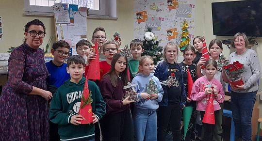 Świąteczne choinki z papieru. Warsztaty przedświąteczne z udziałem Pani Alicji