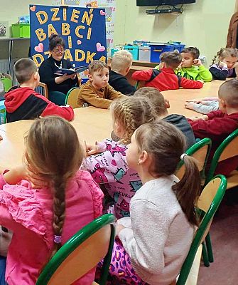 Dzień Babci w Bibliotece. Spotkanie z Wyjątkową Czytelniczką, Panią Janiną oraz klasą 1b