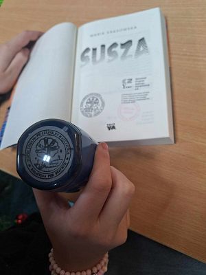 Biblioteka pod drzewem