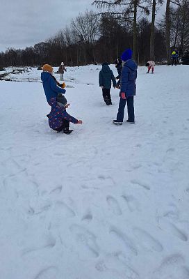 Zimowe zabawy z klasą 1a – zdążyliśmy przed roztopami!