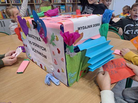 Czytamy z klasą  (2B) lekturki spod chmurki